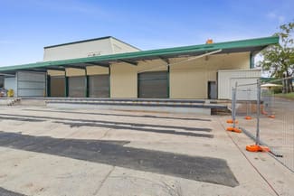 Showrooms / Bulky Goods commercial property leased at WHOLE OF PROPERTY/2 Macartney Street Norman Gardens QLD 4701