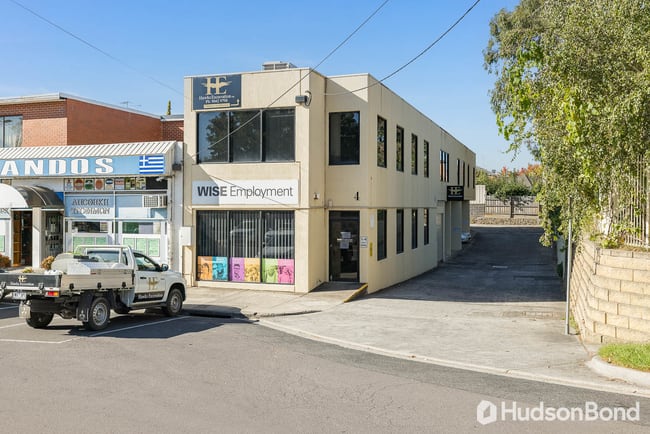 2/4 Stutt Avenue Doncaster VIC 3108 2/4 Stutt Avenue Doncaster VIC 3108