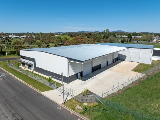 HIGH CLEARENCE WAREHOUSE/2 McNeilly Avenue Orange NSW 2800