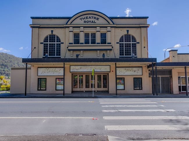 208 Main Street Lithgow NSW 2790 208 Main Street Lithgow NSW 2790