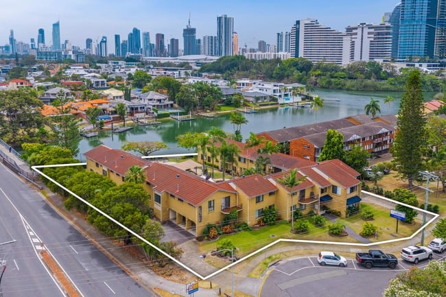 31 Hooker Boulevard Broadbeach Waters QLD 4218 31 Hooker Boulevard Broadbeach Waters QLD 4218