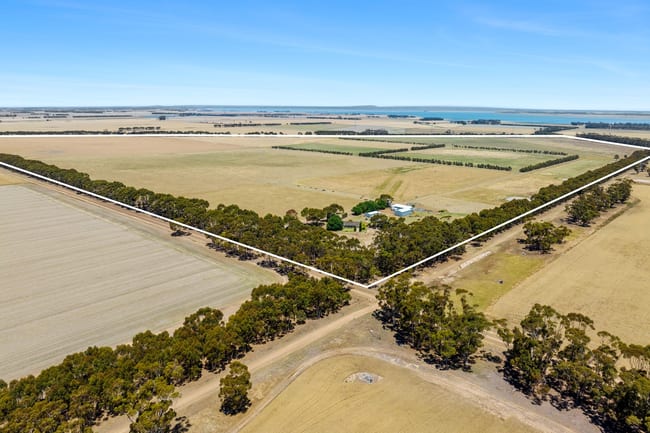 498 Four Tree Road Lismore VIC 3324 498 Four Tree Road Lismore VIC 3324
