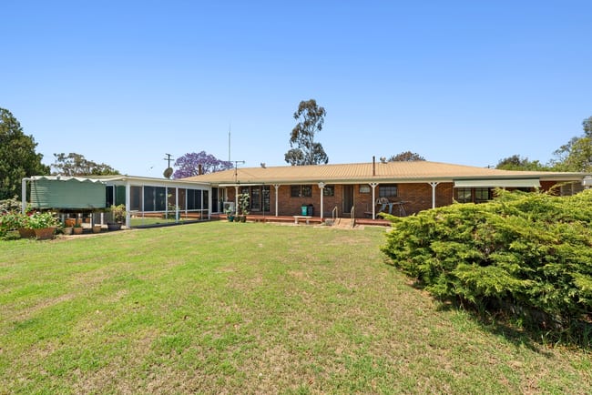 "Silverleigh" 267 Kingsthorpe Silverleigh Road Yalangur QLD 4352 "Silverleigh" 267 Kingsthorpe Silverleigh Road Yalangur QLD 4352