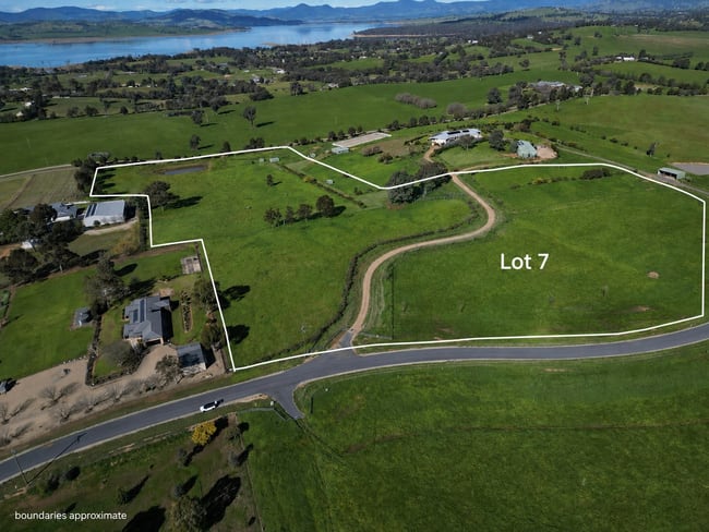 7, 37 Eagle Rise Road Table Top NSW 2640