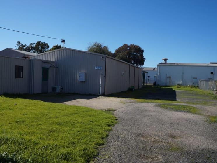 Click to view all images 2 Invictus Court Sale VIC 3850 - Image 1