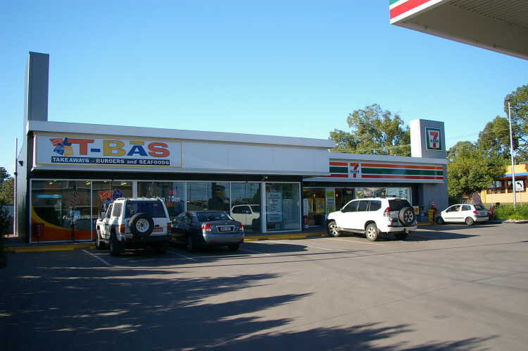 Click to view all images 221A - 225 Ruthven Street North Toowoomba QLD 4350 - Image 2