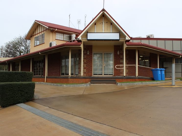 2/17 Kitchener Street East Toowoomba QLD 4350 - Image 1