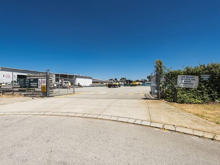 Click to view all images 126 Pilbara Street Welshpool WA 6106 - Image 3