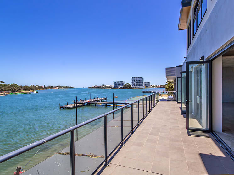Click to view all images 7 Mandurah Terrace Mandurah WA 6210 - Image 2