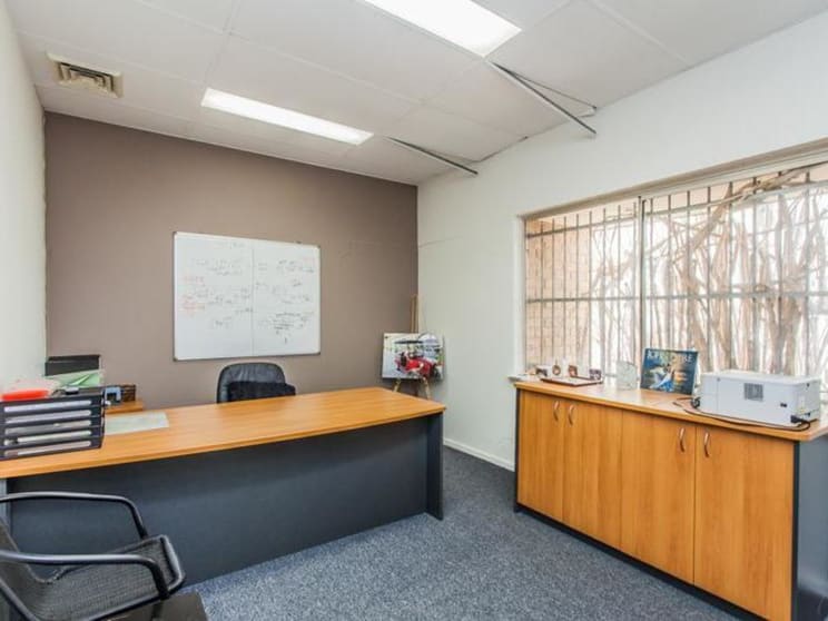 Click to view all images 4/201-205 Burslem Drive Maddington WA 6109 - Image 3