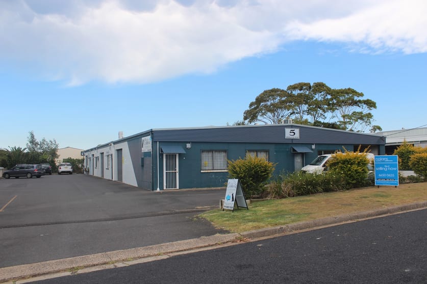2/5 Wallis Avenue Toormina NSW 2452 - Image 1