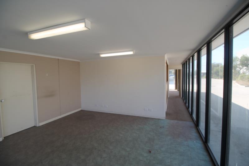 Click to view all images 16 Drovers Place Pakenham VIC 3810 - Image 3