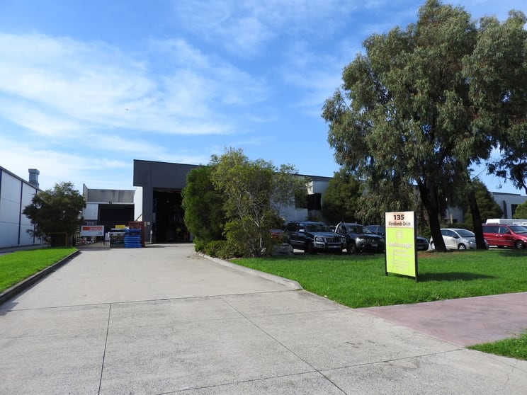 Click to view all images 135 Woodlands Drive Braeside VIC 3195 - Image 3