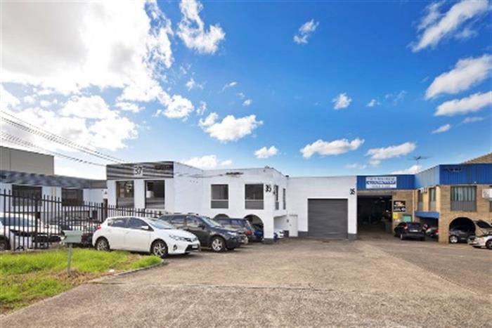 Click to view all images 35 Parraweena Road Caringbah NSW 2229 - Image 2