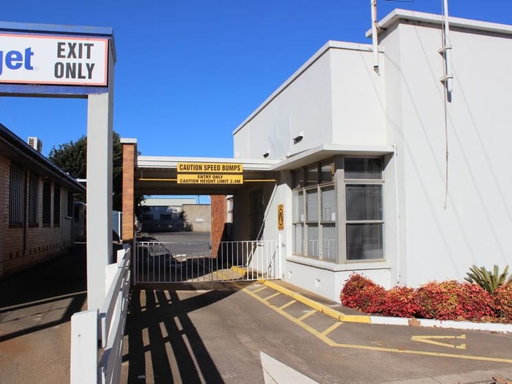 Click to view all images 176 James Street South Toowoomba QLD 4350 - Image 2