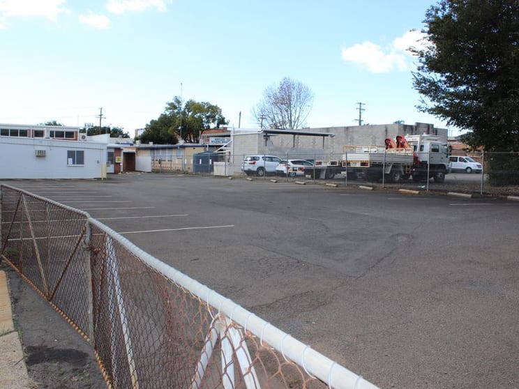 Click to view all images 176 James Street South Toowoomba QLD 4350 - Image 3