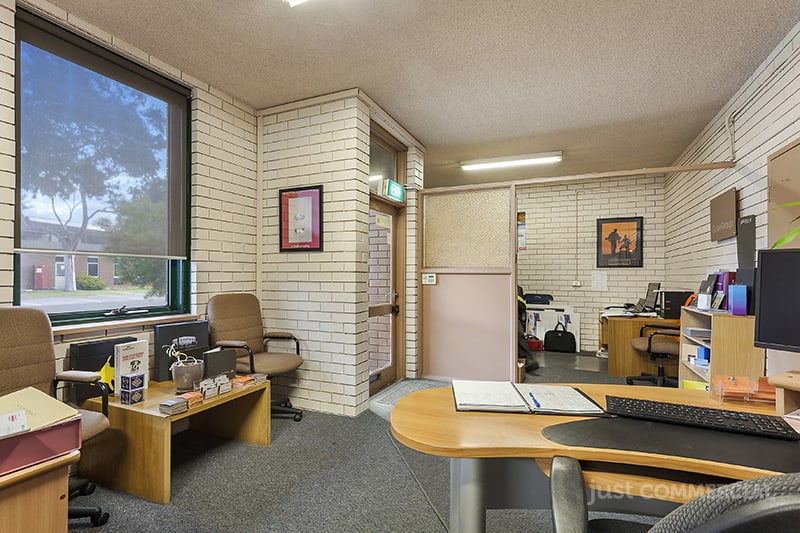 Click to view all images 18 Taunton Drive Cheltenham VIC 3192 - Image 3