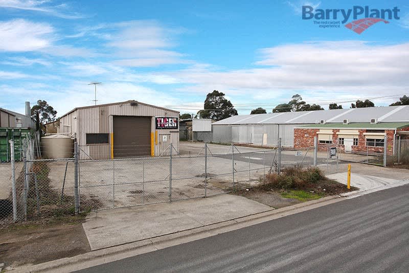 Click to view all images 2C & D Seabright Street North Shore VIC 3214 - Image 1