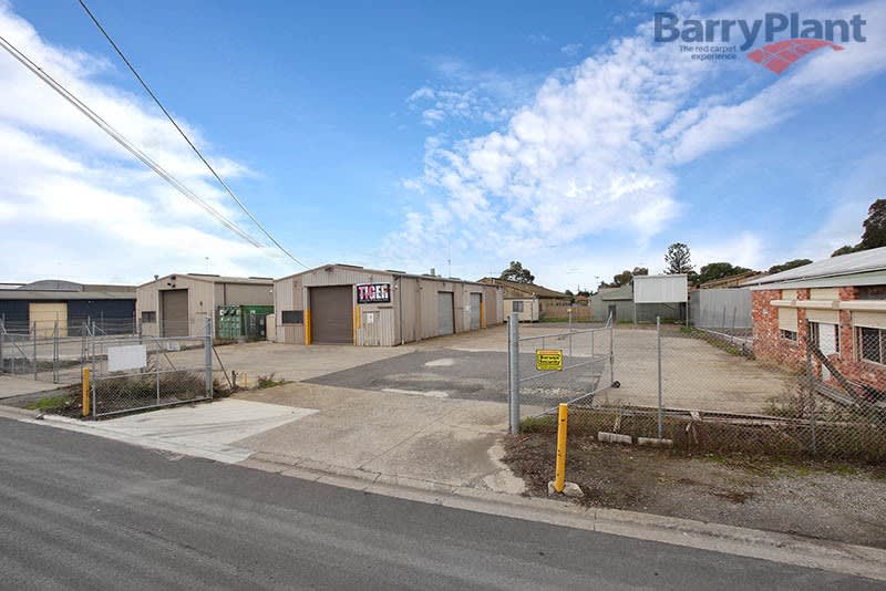 Click to view all images 2C & D Seabright Street North Shore VIC 3214 - Image 2