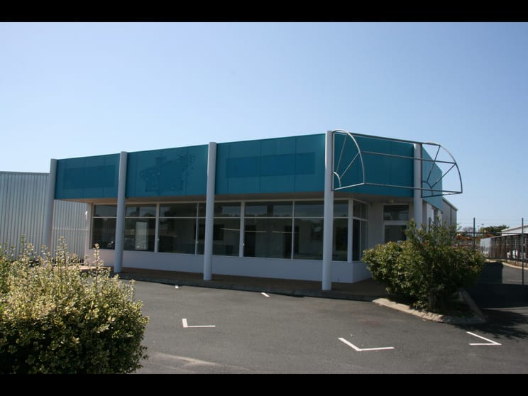 Click to view all images Unit 2/5 Halifax Drive Davenport WA 6230 - Image 2