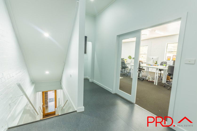Click to view all images Upstairs 1/312 Peel Street Tamworth NSW 2340 - Image 2