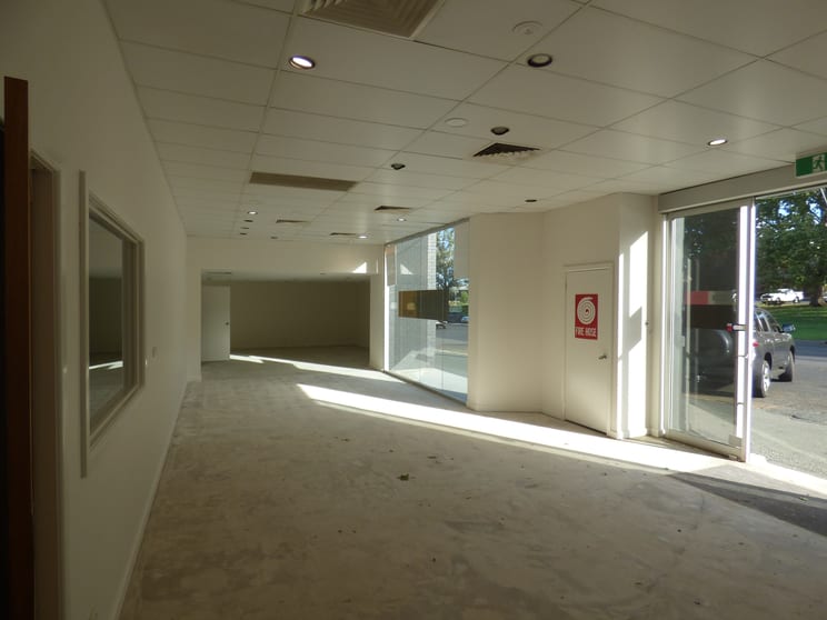Click to view all images 52 LOVELL Young NSW 2594 - Image 2