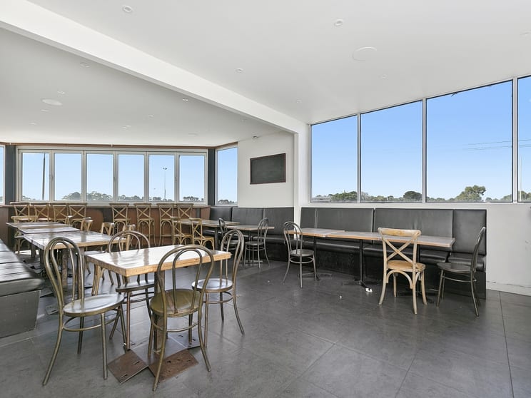 Click to view all images 4/2a Carbine Way Mornington VIC 3931 - Image 3