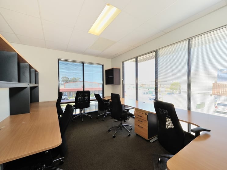 Click to view all images 7 Thorpe Way Kwinana Beach WA 6167 - Image 3