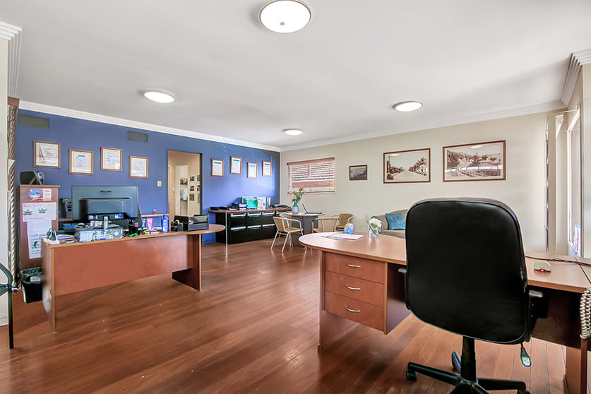 Click to view all images 4 Glenelg Avenue Mermaid Beach QLD 4218 - Image 1