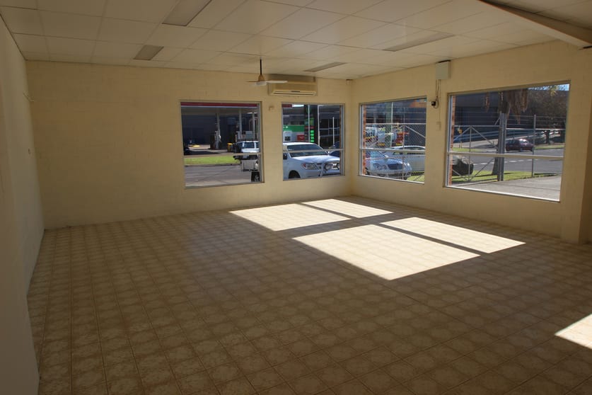 Click to view all images 4 Woolworths Avenue Lake Illawarra NSW 2528 - Image 2
