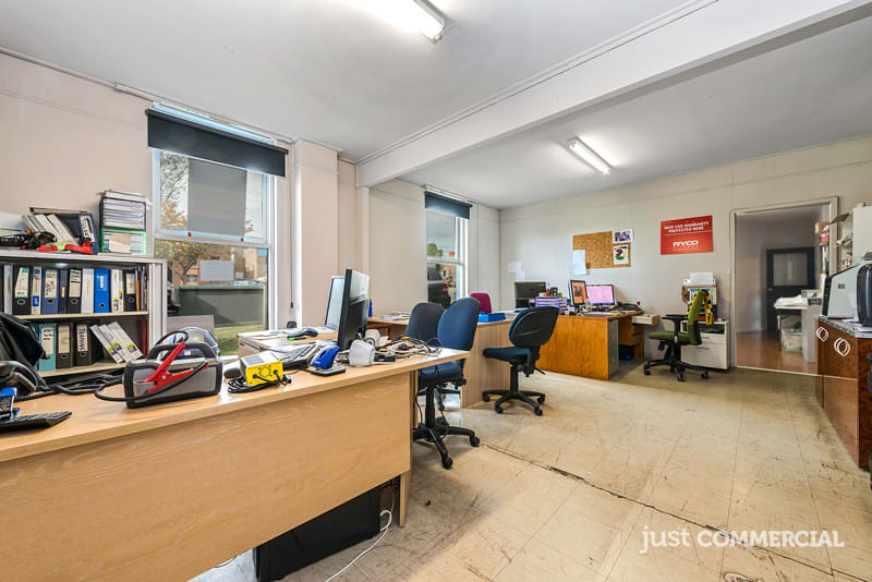 Click to view all images 68 Parkhurst Drive Knoxfield VIC 3180 - Image 3