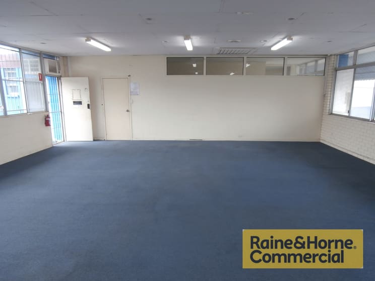 Click to view all images 6 & 10/8 Chrome Street Salisbury QLD 4107 - Image 1
