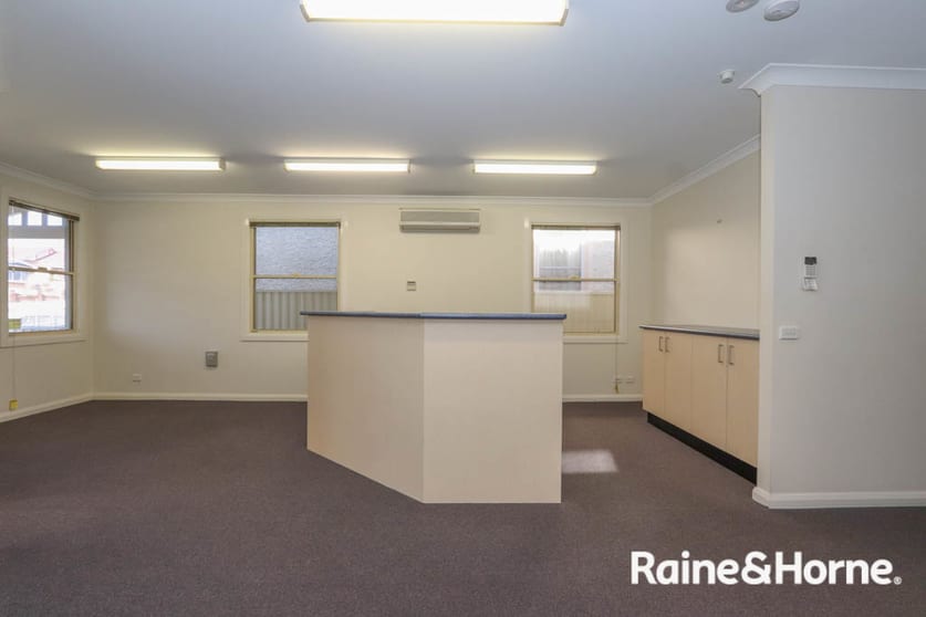 Click to view all images 293a Stewart Street Bathurst NSW 2795 - Image 3