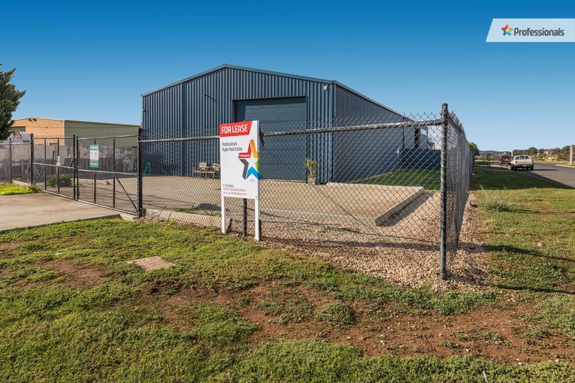 Click to view all images 1/22 Smith Street Maddingley VIC 3340 - Image 2