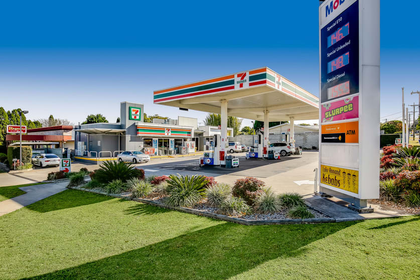 Click to view all images 2/85 Perth Street Rangeville QLD 4350 - Image 2