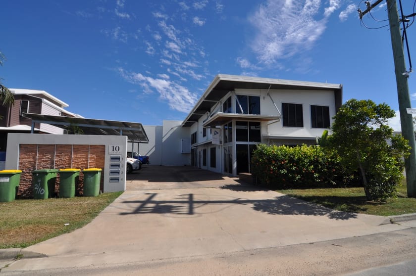 Click to view all images 10 Cummins Street Hyde Park QLD 4812 - Image 2
