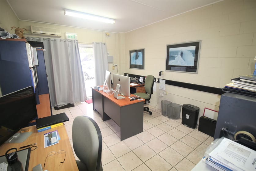 Click to view all images Taree Street Burleigh Heads QLD 4220 - Image 3