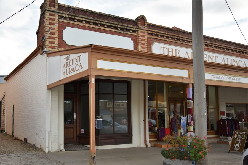 Click to view all images 35 Camp Street Beechworth VIC 3747 - Image 1