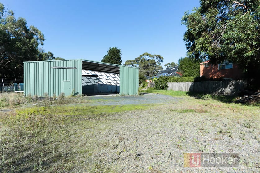 Click to view all images 2 Francis Crescent Ferntree Gully VIC 3156 - Image 3
