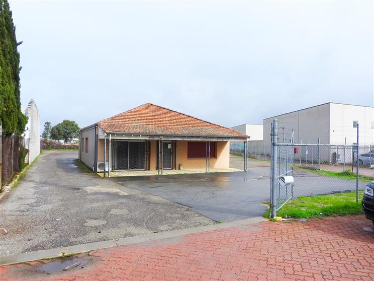 Click to view all images 391 Sevenoaks Street Beckenham WA 6107 - Image 1