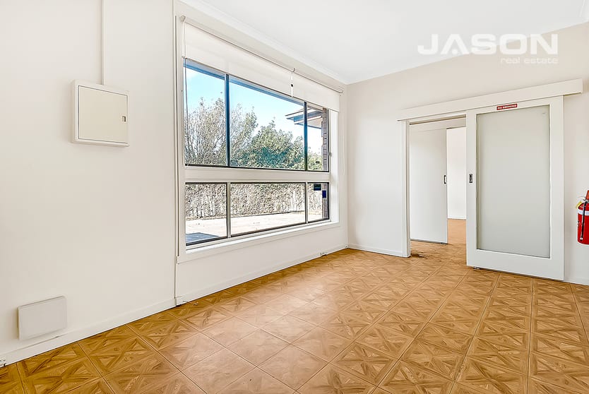 Click to view all images 2/27 Gladstone Park Drive Gladstone Park VIC 3043 - Image 3