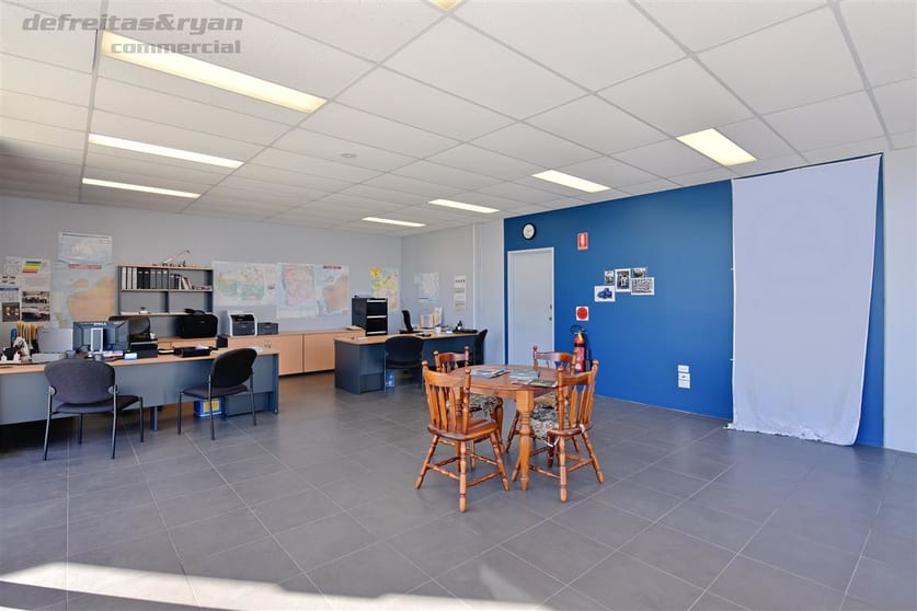Click to view all images 2/5 Geelong Court Bibra Lake WA 6163 - Image 3