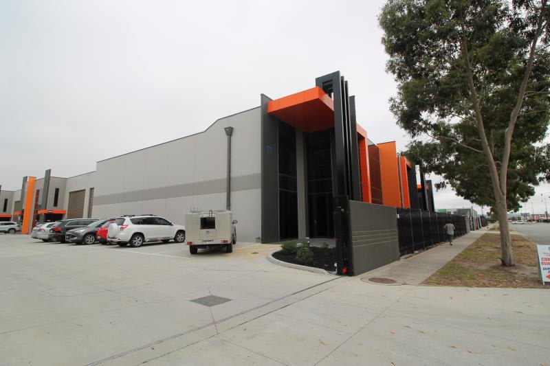 Click to view all images 2 Rawanne Close Pakenham VIC 3810 - Image 2