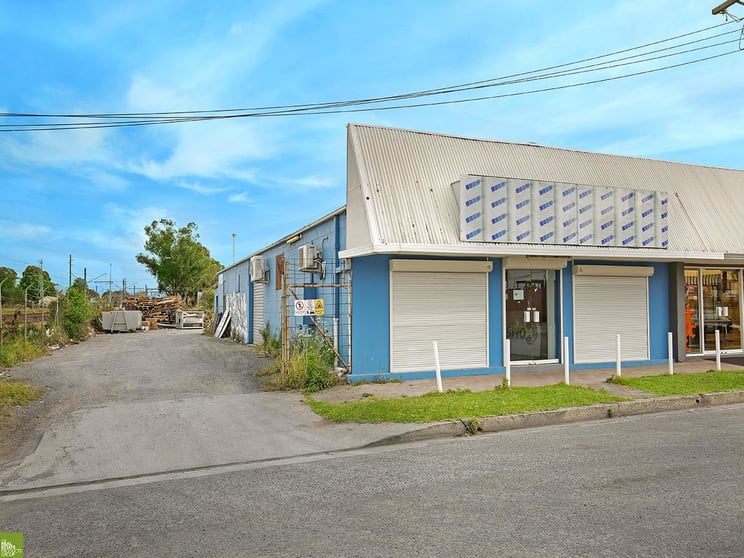 Click to view all images 2 Fourth Ave Unanderra NSW 2526 - Image 2