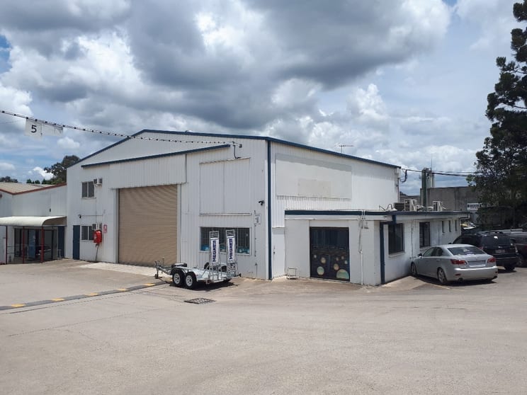 Click to view all images 1a/207 Queens Road Kingston QLD 4114 - Image 1