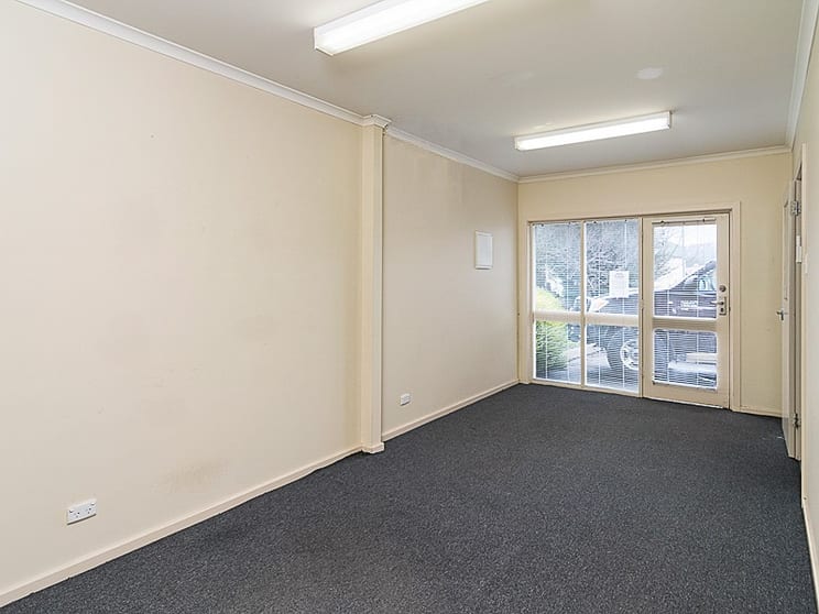 Click to view all images 2/4 Simper Crescent Mount Barker SA 5251 - Image 3