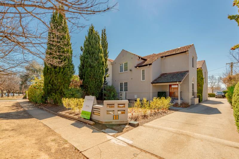 Click to view all images Unit 2/11 Murray Crescent Griffith ACT 2603 - Image 2
