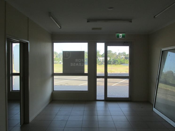 Click to view all images 6 and 7/16 Bideford Street Torquay QLD 4655 - Image 3