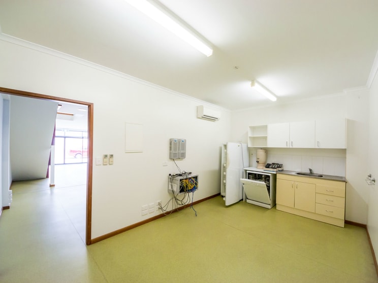 Click to view all images 2/15 Carlo Drive Cannonvale QLD 4802 - Image 2