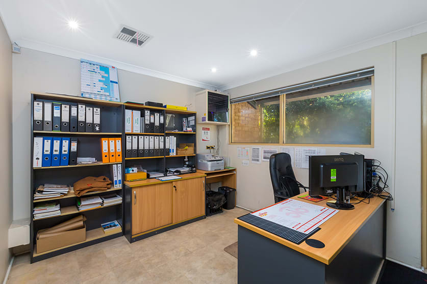 Click to view all images 231 Mars Street Welshpool WA 6106 - Image 3